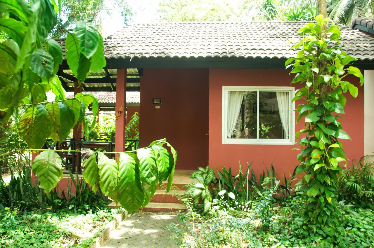 Hotel Baan Chumphon Pathio Exterior foto
